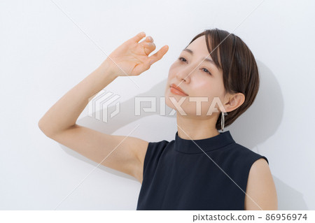 Women in their 30s avoiding the sun 86956974