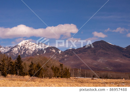 Scenery overlooking the Yatsugatake mountain range in winter 86957488