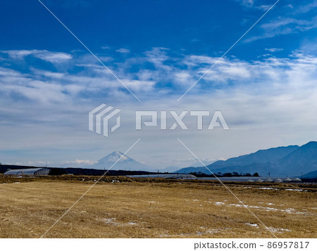 Scenery overlooking the Yatsugatake mountain range in winter Scenery overlooking the Yatsugatake mountain range in winter 86957817