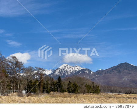 Scenery overlooking the Yatsugatake mountain range in winter Scenery overlooking the Yatsugatake mountain range in winter 86957879