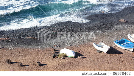 Green Lagoon at El Golfo with fishing boats on the beach, Lanzarote 86958462