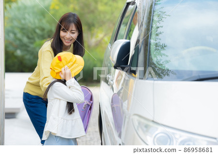 Elementary school student car pick-up 86958681