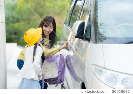 Elementary school student car pick-up Elementary school student car pick-up 86958682