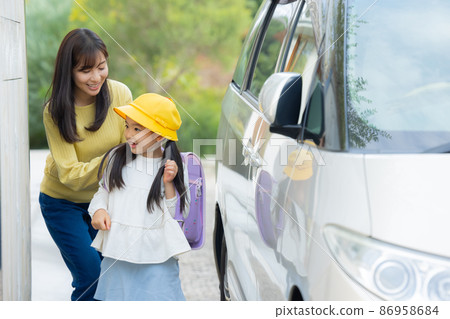 Elementary school student car pick-up Elementary school student car pick-up 86958684