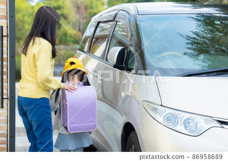 Elementary school student car pick-up 86958689