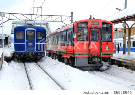 A passenger train that runs fast on the snowy Minamiaizu Road ... DL Taiki 86958946