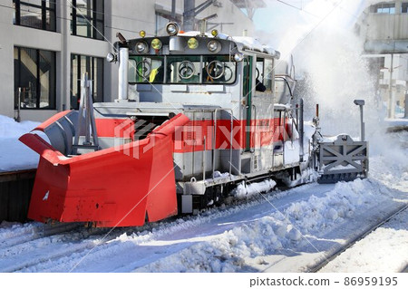 "Russell car" working hard to remove snow from Aizu-Tajima station 86959195