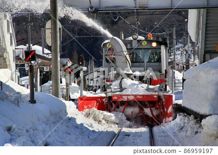 為會津但馬站除雪而努力的“羅素汽車” 86959197