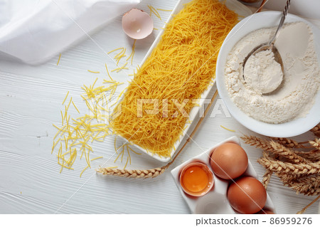 Vermicelli with ingredients. 86959276