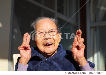 精力充沛的高級日本女性 100 歲 精力充沛的高級日本女性 100 歲 86959875