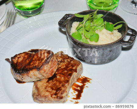 Zinfandel Sheep Fillesote, a fine dining restaurant in Zagreb, Croatia 86959876