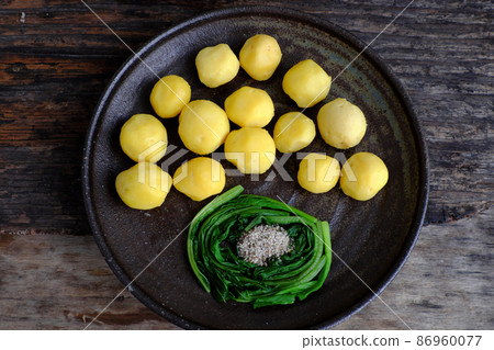 boiled potato for quick vegan meal 86960077