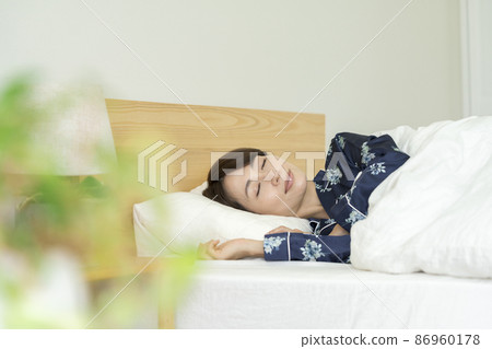 睡著的中年女人,表情溫柔 睡著的中年女人,表情溫柔 86960178