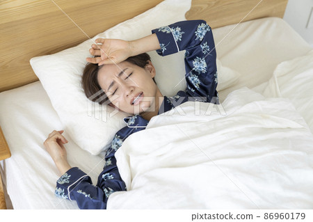 中年婦女帶著痛苦的表情睡覺 86960179