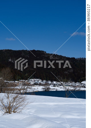 冬天和晴朗的天空的 Yogo 湖的複制空間 冬天和晴朗的天空的 Yogo 湖的複制空間 86960217