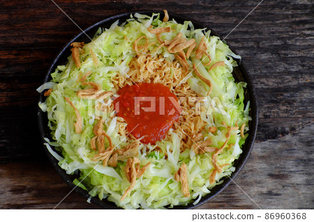 Quick and cheap vegan food for breakfast from instant noodles 86960368