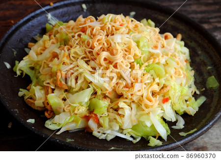 Quick and cheap vegan food for breakfast from instant noodles 86960370