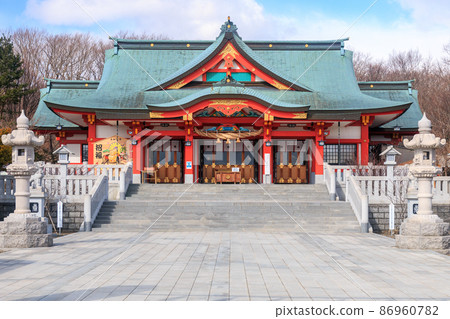 北海道苫小牧市，早春的樽前山神社本館[4月] 86960782