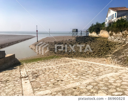 Traditional fishing cabin and net - Carrelet - Talmont sur Gironde, France Traditional fishing cabin and net - Carrelet - Talmont sur Gironde, France 86960828