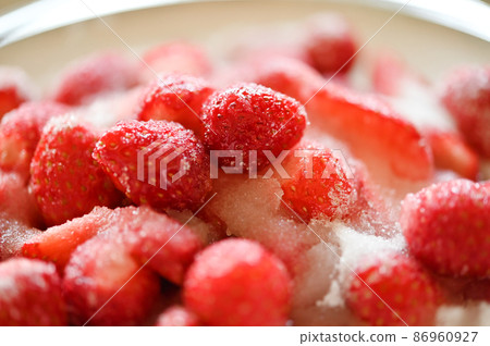 製作草莓醬,撒上糖 製作草莓醬,撒上糖 86960927