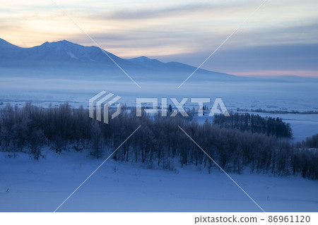 雪原的山丘 86961120