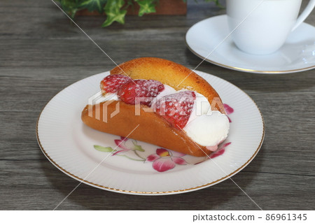 Strawberry omelet and coffee 86961345