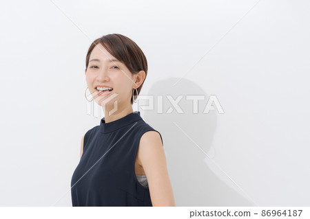 無袖女性白色背景 無袖女性白色背景 86964187