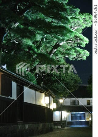 Night walk 86964261