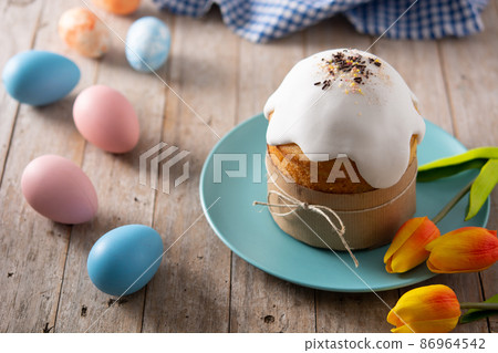 Traditional Easter cake, colorful eggs and tulips Traditional Easter cake, colorful eggs and tulips 86964542