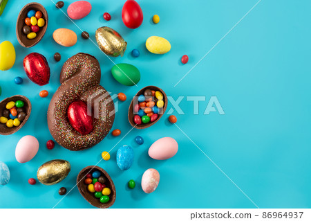 Mona de pascua cake and Easter eggs 86964937