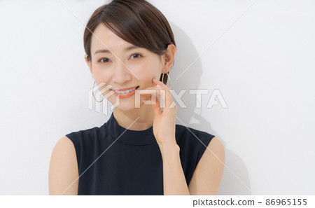 Sleeveless female white background 86965155