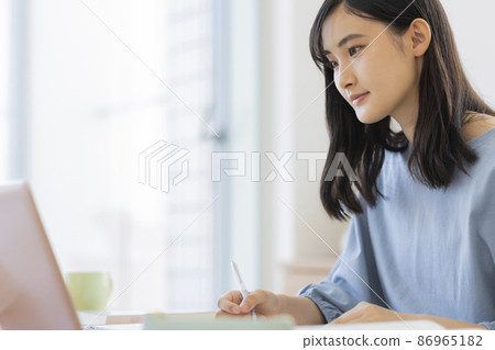 Girl studying while looking at a computer High school junior high school student 86965182