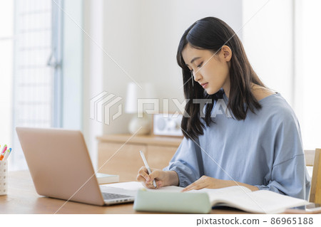 Girl studying while looking at a computer High school junior high school student 86965188