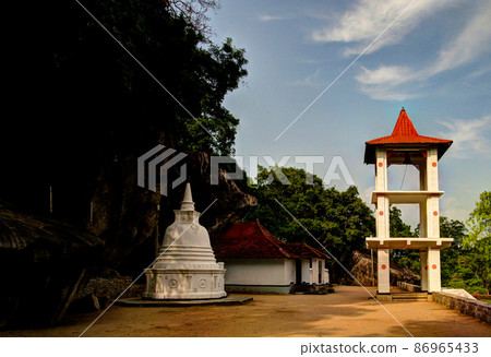 View to citadel of Yapahuwa, old capital of Sri-Lanka 86965433