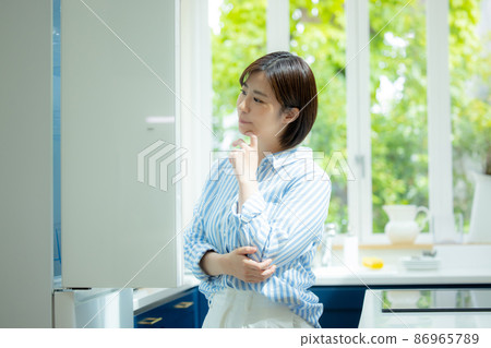 一個擔心打開冰箱的女人 86965789