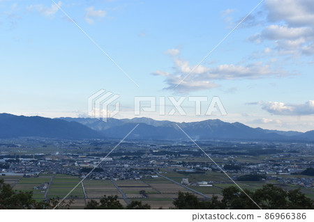 秋天從豬子山看到的城市景觀、白雲和藍天 86966386