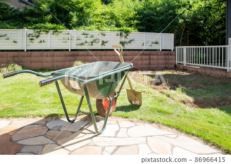 Construction to make the garden of my house a lawn 86966415