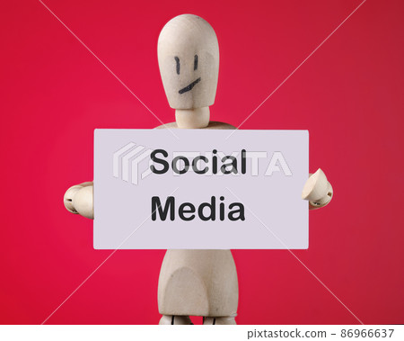 A wooden man holds a card with phrase Social Media, connection Global Communication Concept 86966637