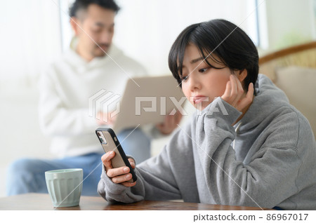 Couples and couples who are busy and pass each other Couples and couples who are busy and pass each other 86967017