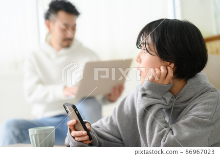 一對情侶互相擦肩而過的圖片 86967023