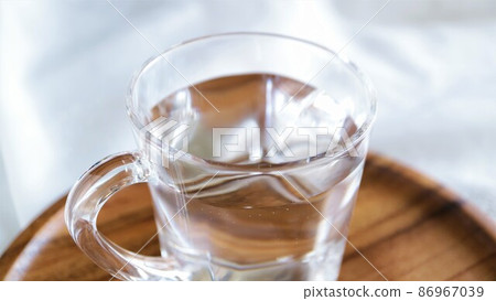 托盤上的水 86967039