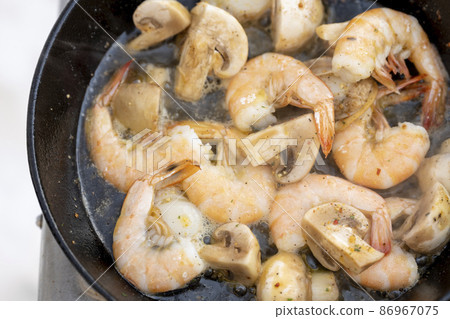 Ajillo 山坡上的野營餐 86967075