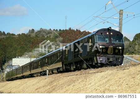 Nana Star in Kyushu DF200 Diesel Locomotive / 77 Series Passenger Car Nana Star in Kyushu DF200 Diesel Locomotive / 77 Series Passenger Car 86967551