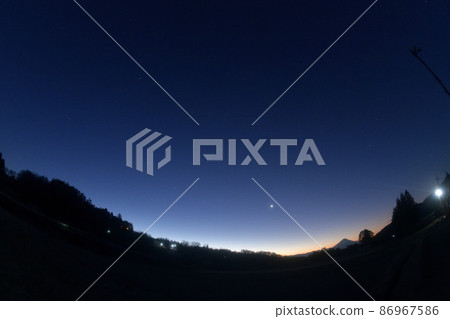 Mayor of dawn shining in the dawn sky above Fuji, Nagasaka Town, Hokuto City 86967586