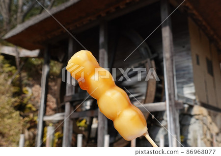 "Mitarashi dango" to have outdoors 86968077