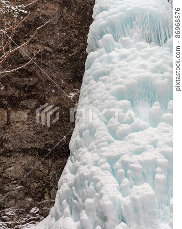Severe winter scenery Dynamic frozen waterfall Daizen waterfall icicles 86968876