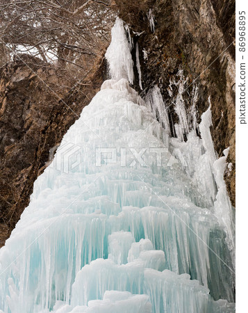 Severe winter scenery Dynamic frozen waterfall Daizen waterfall icicles 86968895