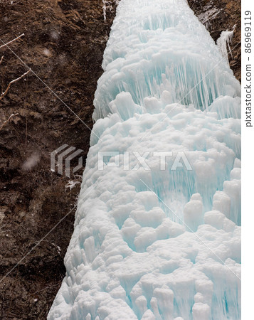 Severe winter scenery Dynamic frozen waterfall Daizen waterfall icicles 86969119