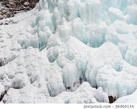 Severe winter scenery Dynamic frozen waterfall Daizen waterfall icicles 86969134