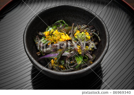 Stir-fried red vegetable moss in olive oil Stir-fried red vegetable moss in olive oil 86969340